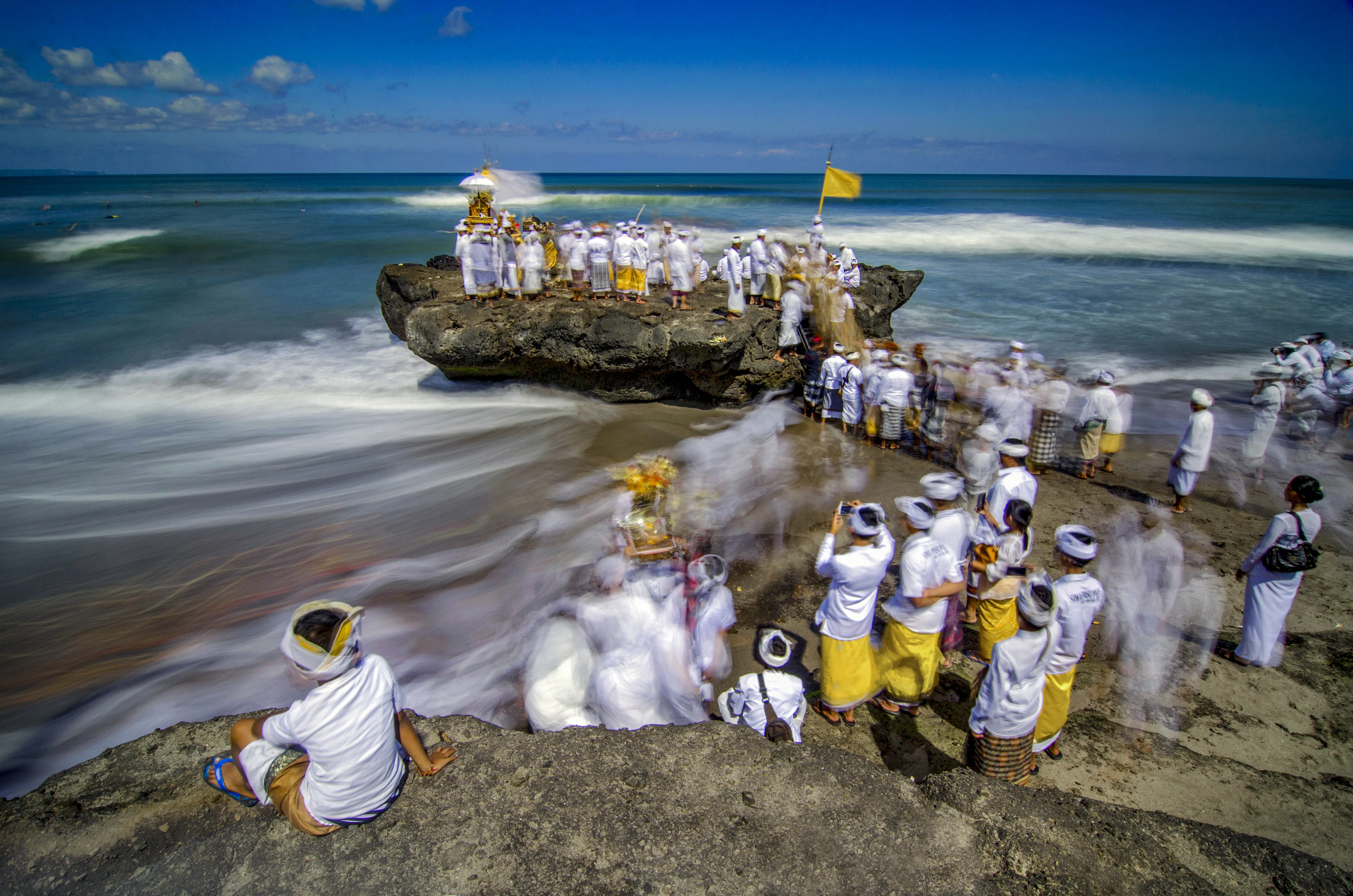 Melasti di Batu Bolong